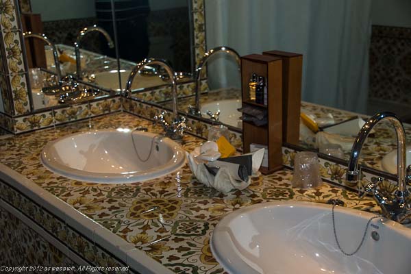 The Vintage House Hotel luxurious bathroom 7802