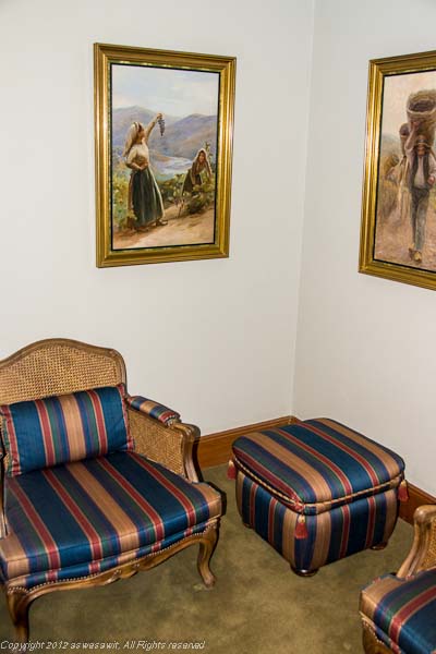 The Vintage House Hotel sitting area in hallway 7820