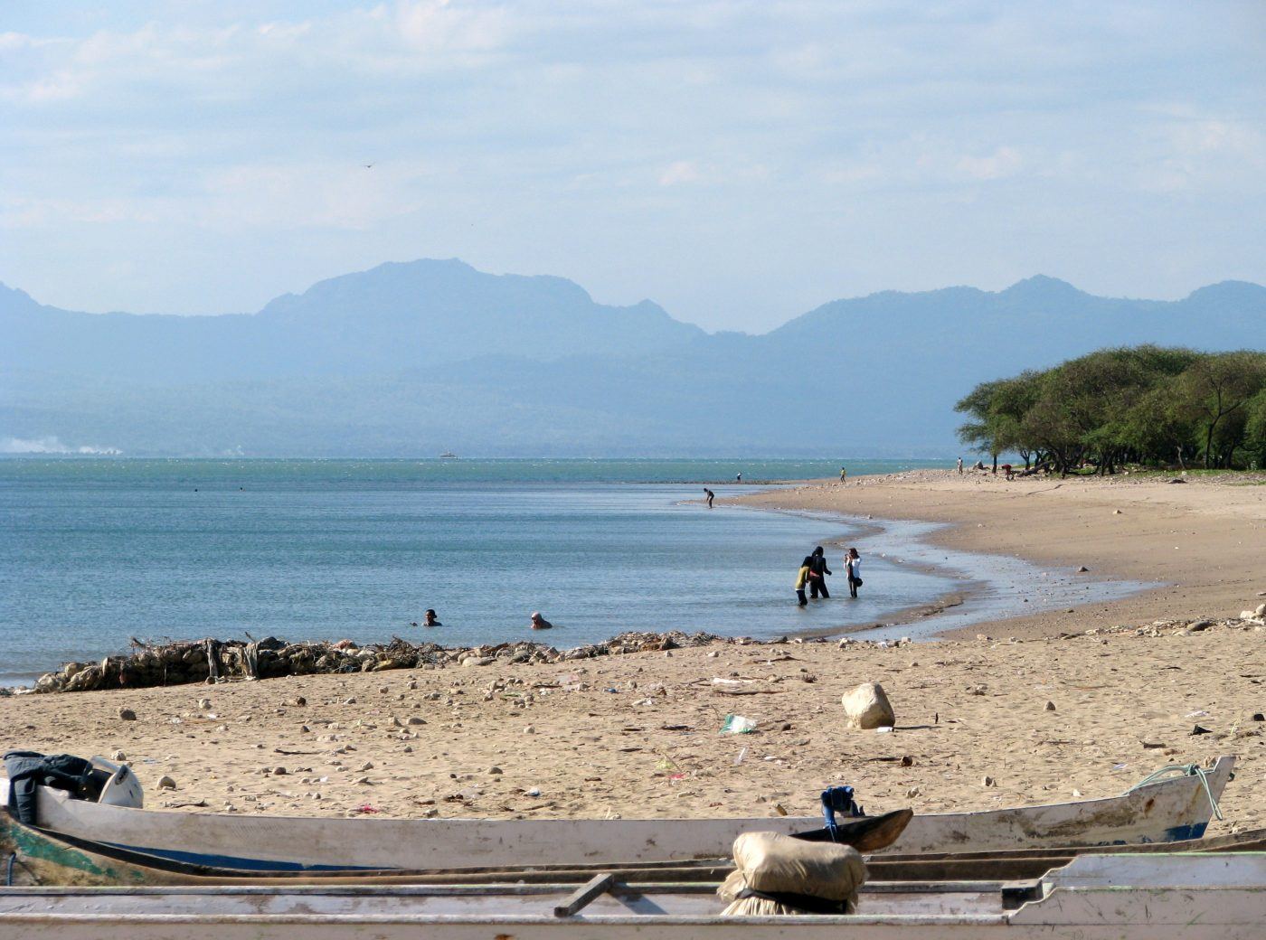 Do like the locals do in Indonesia and enjoy a snack at the beach. Here are 5 you can try, from fruit to soup to drinks.