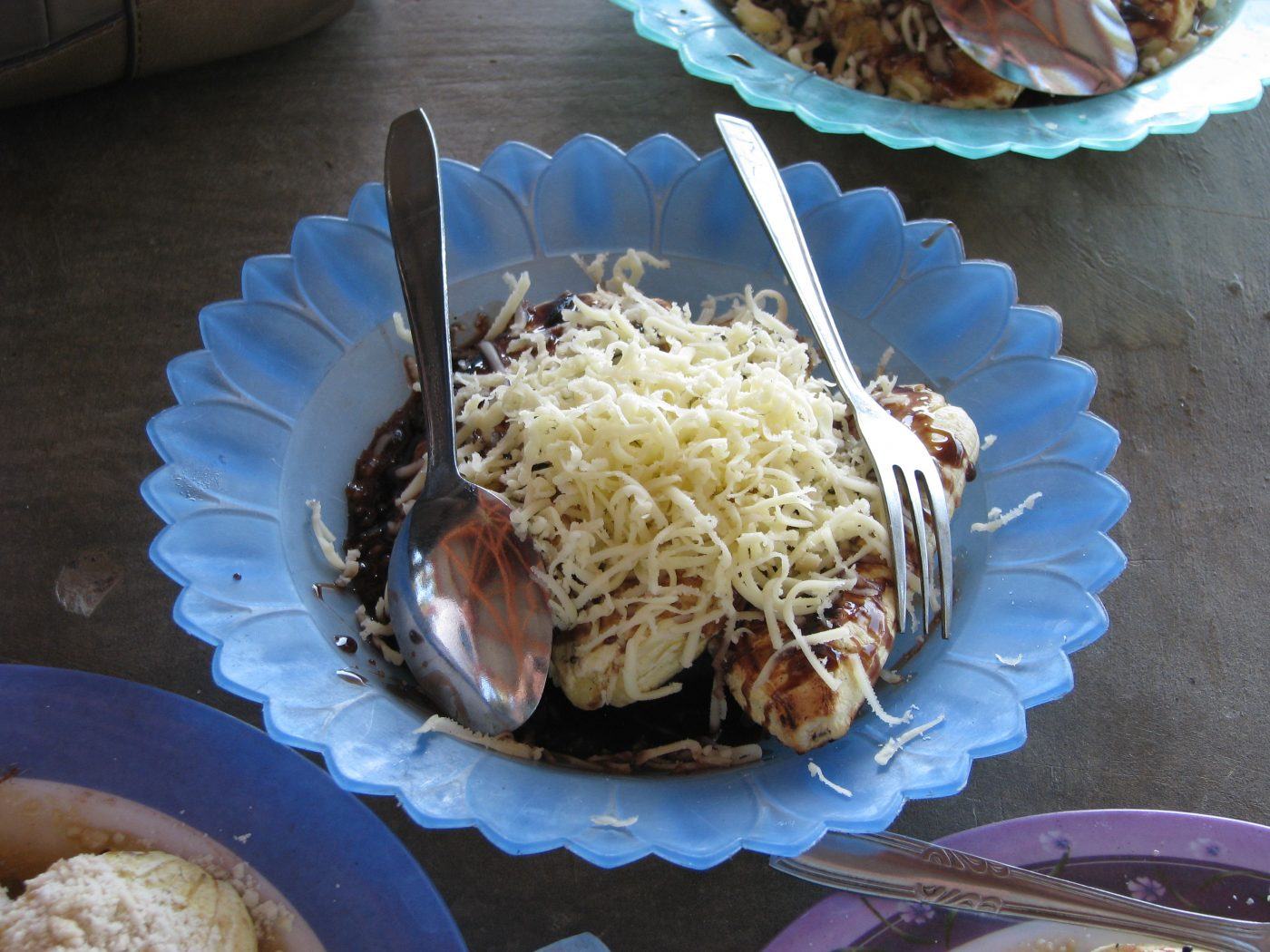 grilled bananas with chocolate and shredded white cheese