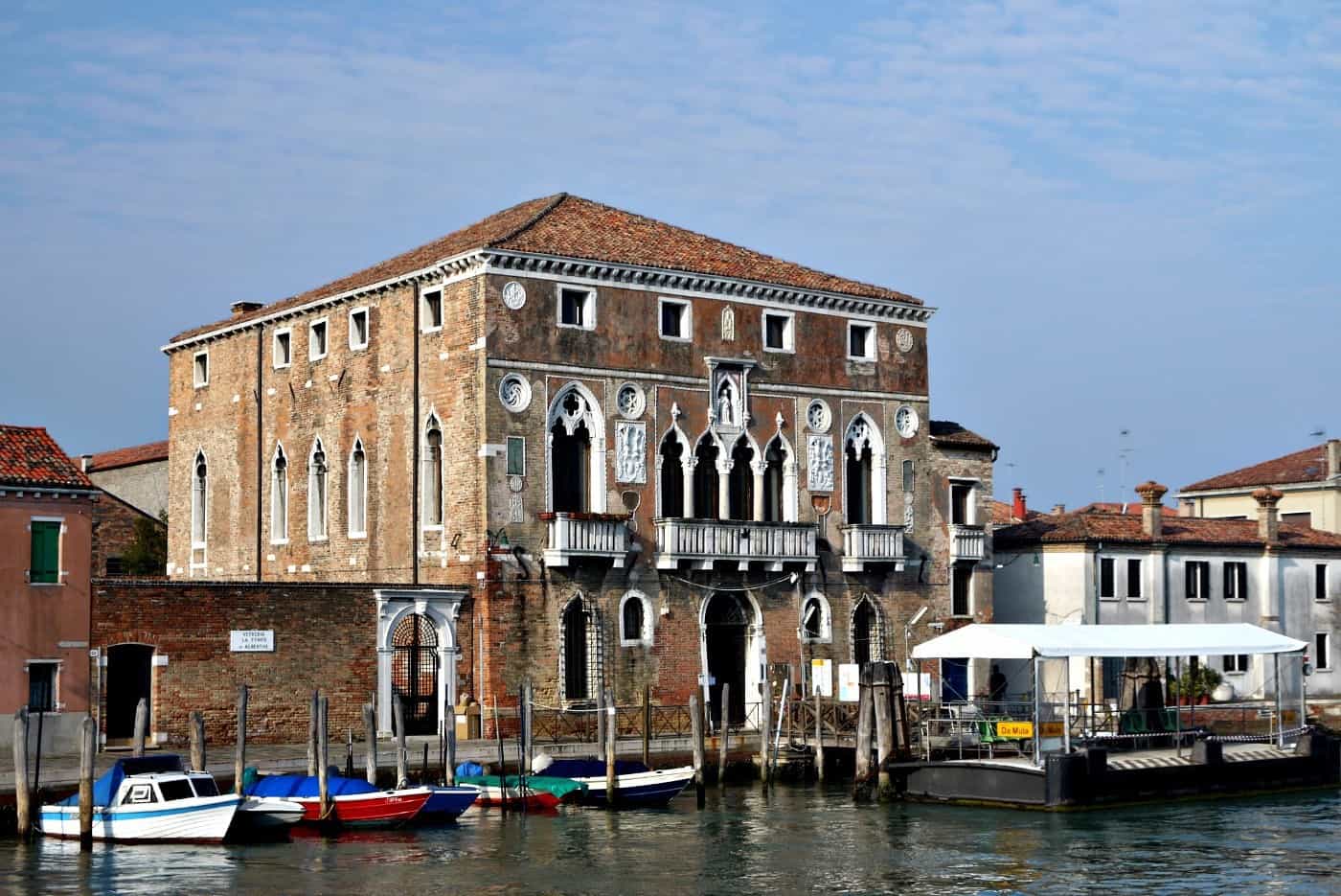 Palazzo da Mula facade opens onto a narrow walkway along the waterfront