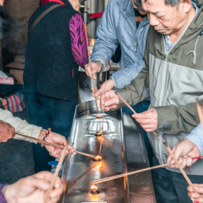 making offering at temple text says taipei