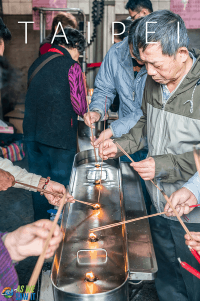 making offering at temple text says taipei