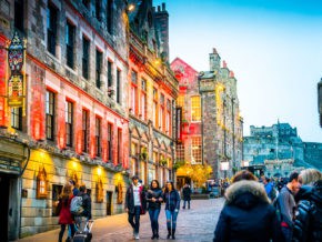 night on the colorful streets of Edinburgh