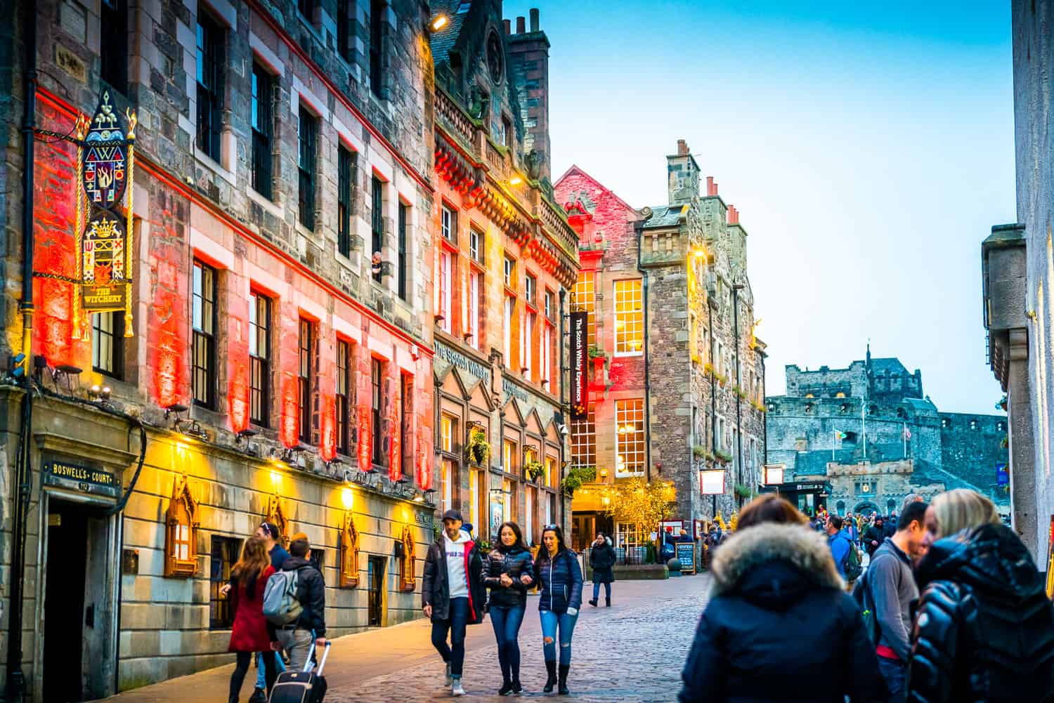 night on the colorful streets of Edinburgh