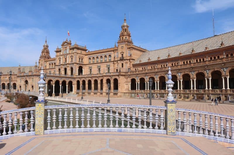 colonnaded building at Plaza de España