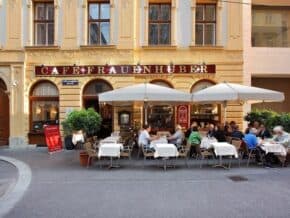 photo of the al fresco dinning at cafe Frauenhuber
