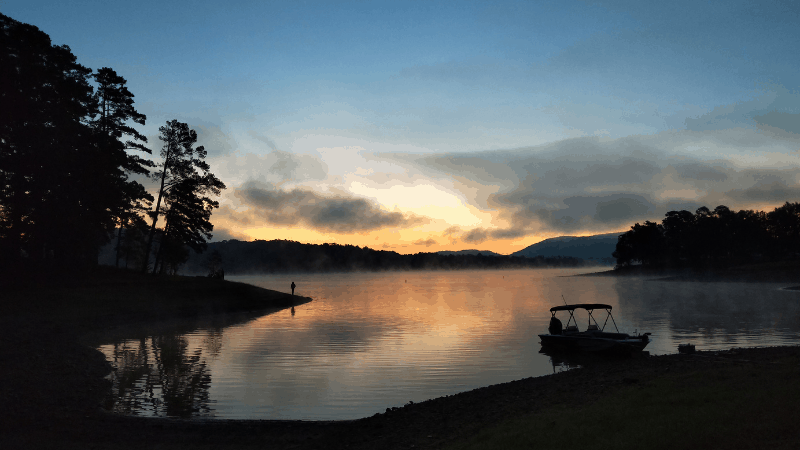 Watching the wunrise over the water is one of the best things to do near Lake Ouachita