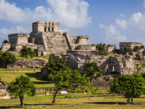 image of the ruins in Tulum, one of the top reasons to visit Tulum Mexico 