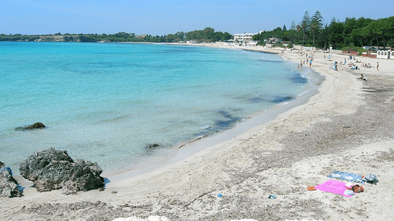 two towels on the white sand beach of fontaine bianche