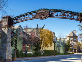 arch over a road leading into old town Temecula california