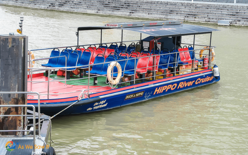 Singapore River cruise boat, one of the top tourist attractions in Singapore