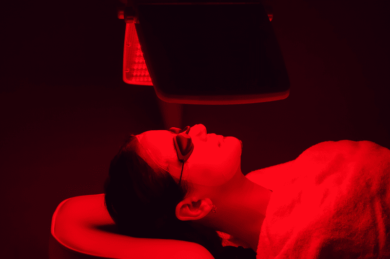woman getting FIR red light therapy