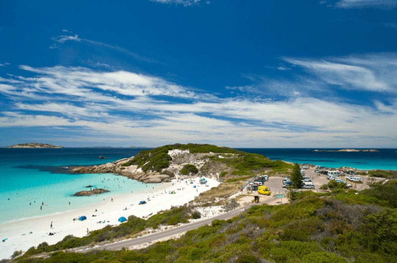 Cars parked at Great Australian Bight, good spot for 4WD camping in Western Australia