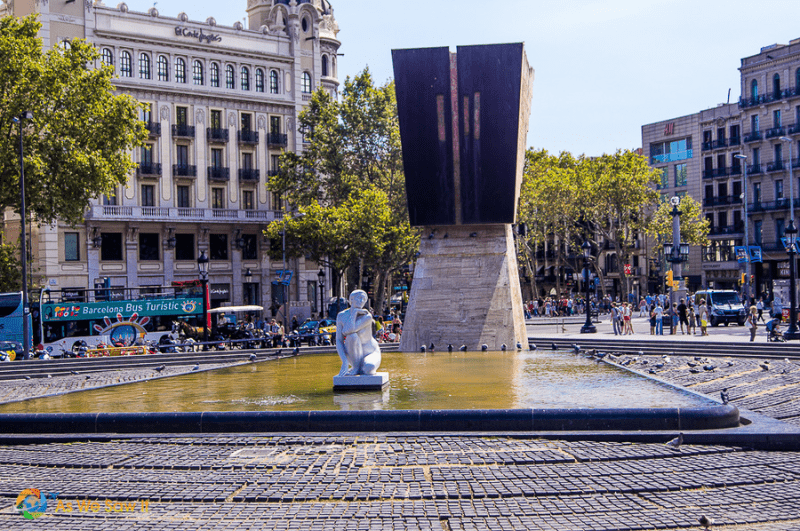 Placa de Ctalunya, or Catalunya Plaza, is part of every Barcelona itinerary