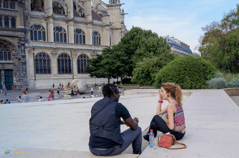 Couple chatting in Paris