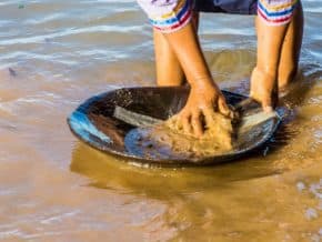 Kichwa panning for gold